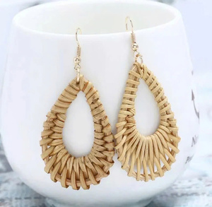 Pendientes de ratán más vendidos: Elegantes pendientes de mimbre hechos a mano, perfectos para un look de moda en resorts. - Product Image 4