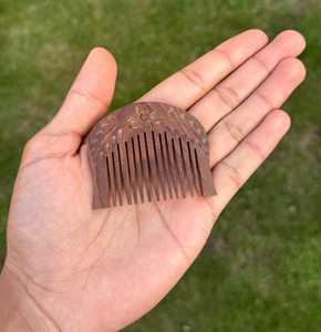 Outil de coiffage de barbe sculpté à la main, taille mini, facile à transporter, sculpture rustique, design vintage, pour usage personnel et cadeaux. - Product Image 3
