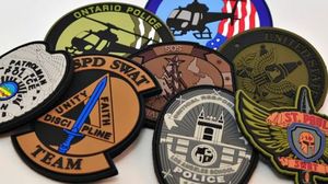 Badges 3D en PVC personnalisés en gros, logo en caoutchouc souple, imperméables, avec épingle de sécurité, sérigraphiés, classiques, pour le moral, forme diamant - Product Image 3