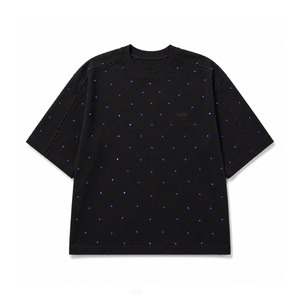 Chemisier ample noir orné pour femme, avec strass célestes sur toute la surface, épaules tombantes, en coton, logo personnalisé sur le devant - Product Image 2