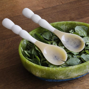 Cuillères à salade en résine, outil de service fait main, avec motif marbré et tourbillon aquatique - Product Image 1