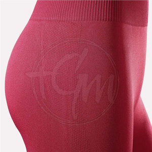 Conjunto de yoga con tela elástica y ajuste cómodo para entrenamiento y ejercicio, perfecto para entrenamiento en el gimnasio y actividades al aire libre. - Product Image 6