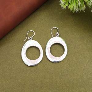 Boucles d'oreilles pendantes rondes martelées, ton or et argent, minimalistes, modernes, légères, bijoux de mode pour femmes - Product Image 3