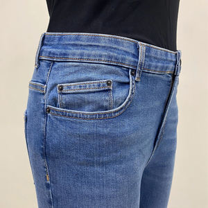 Pantalon long en denim premium pour femmes, design tendance slim fit, tissu en coton mélangé doux, élégant et confortable pour un style décontracté chic - Product Image 3