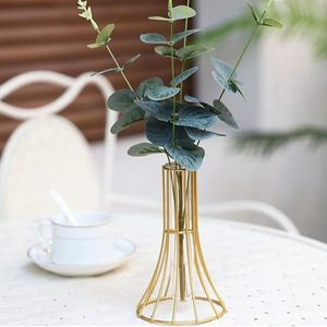 Vase à fleurs décoratif vintage en métal pour centre de table de mariage rustique - Product Image 1
