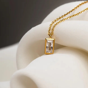 จี้เพชรทรงบาแกตต์ 2 กะรัต สำหรับผู้หญิง ดีไซน์หรูหรา ตัวเรือนทองคำขาว 14K ชุบโรเดียม ประดับเพชรแล็บโกรว์ ทรงโซลิแทร์ พร้อมใบรับรอง IGI - Product Image 1