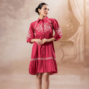 Vestido entallado y acampanado con mangas abullonadas, bordado y adornado, color rojo, con cuello camisero, para mujer. - Product Image 1