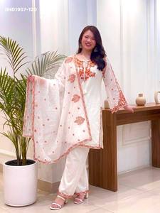 Ensemble haut et pantalon palazzo en soie romaine pure de haute qualité avec broderies, manches cloche fantaisie et pompons, et dupatta – Mode féminine - Product Image 5