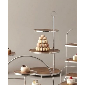 Elegante soporte para pasteles de 3 niveles con niveles redondos de madera sobre un marco plateado elegante con asa en forma de lazo, ideal para exhibir en buffets. - Product Image 4