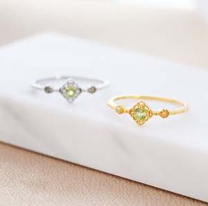 Anillo de Peridoto y Ópalo Naturales en Plata de Ley, Anillo de Peridoto Semiprecioso Natural en Plata o Oro, Diseño de Inspiración Vintage - Product Image 2