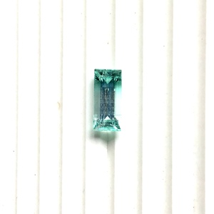 Piedra de esmeralda verde natural de 6.57 quilates con corte baguette para la elaboración de joyería fina. - Product Image 6