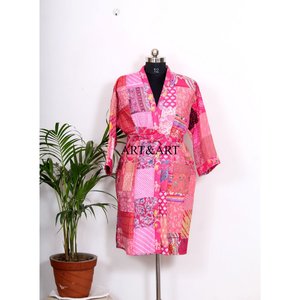 Kimono ligero de seda kantha con diseño tradicional de patchwork para mujer, ideal para dormir y relajarse en casa. - Product Image 1
