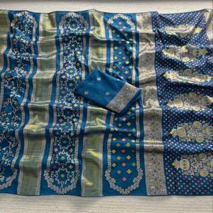 Sari VASTRA COTTAGE en viscose Georgette Pure Chinya avec tissage Jari doré, pallu floral riche et blouse contrastante teinte à la main - Product Image 3