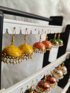 Pendientes Jhumka Meenakari de Rajastán |   Joyería india pintada a mano para bodas, Haldi, Heena, joyería nupcial y recuerdos |   Pedido al por Mayor - Product Image 3