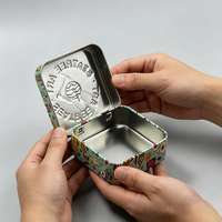 Boîte en métal carrée personnalisée pour baume à lèvres et cosmétiques, avec logo en relief et charnière