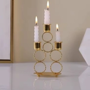 Fabuloso Candelabro de Latón Dorado con Diseño de Anillos de Tres Niveles para Decoración del Hogar - Product Image 3