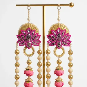 Guirlande élégante de fleurs de lotus roses perlées avec pompons de perles pour la décoration de la porte d'entrée, du mur, des fêtes de Pooja et des mariages - Product Image 2