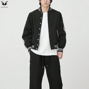 แจ็คเก็ตวาร์ซิตี้ผู้ชายราคาส่งถูก แขนเสื้อตัดต่อผ้าริบยืดหยุ่น ไซส์ใหญ่ สไตล์ลำลอง แจ็คเก็ตบอมเบอร์แบบยูนิฟอร์ม - Product Image 4
