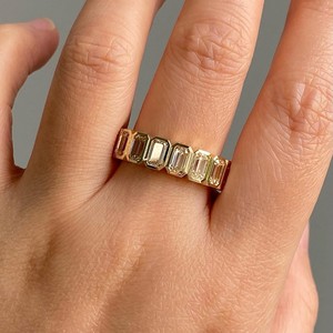 Anillo de Eternidad con Diamantes Cultivados en Laboratorio con Corte Esmeralda Premium, Oro Amarillo de 10K/14K/18K, Engaste en Bisel, Apilable, para Aniversario de Bodas - Product Image 3