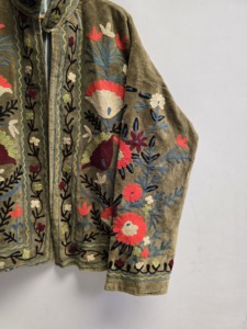 Abrigo de Terciopelo Caqui Artesanal con Bordado Suzani para Mujer, Diseño Floral de Jardín, Chaqueta Étnica Boho, Proveedor Mayorista de Moda - Product Image 3