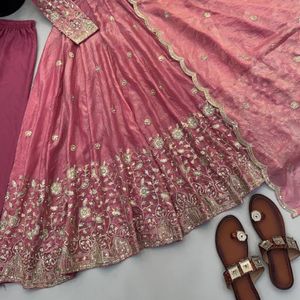 Elegante conjunto de vestido de diseñador para mujer, confeccionado con tela de seda premium, con hermosos bordados y detalles completos. - Product Image 3