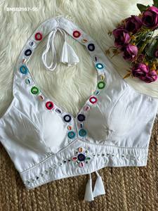 เสื้อผ้าแฟชั่นผู้หญิงสไตล์โมเดิร์น ผ้าไหมโรมัน ตกแต่งด้วยด้ายหลายเส้น กระจก และงาน Kodi แบบไร้สายรัดไหล่ พร้อมเชือกผูกด้านหลังและดีไซน์หลังเสื้อแบบแฟนซี - Product Image 3