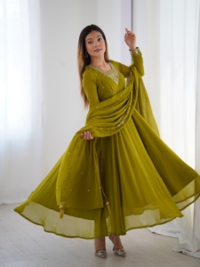 ชุดเดรส Anarkali ผ้าจอร์เจตต์เนื้อหนาปักลายลูกปัดและงานปักดิ้นทอง พร้อมผ้าคลุมไหล่แบบ Latkan ขนาดใหญ่ 6 ครึ่งเมตร และกางเกงขายาว - Product Image 2