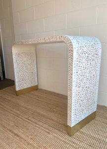 Console de meuble de chambre à coucher de deux tailles, Table en nacre incrustée de couleur Beige or de luxe, fabriquée à la main par un fabricant vietnamien - Product Image 3