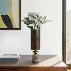 Jarrón de Flores Moderno Costero de Hierro Hecho a Mano de Lujo, Ecológico, para Espacios Interiores Elegantes - Product Image 1