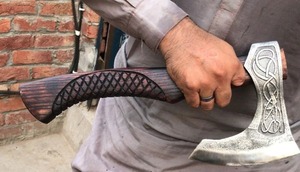 ขวานงานฝีมือเกรดอุตสาหกรรม ใบมีดเหล็กกล้าคาร์บอนสูง ด้ามไม้ ปลอกหนัง รับผลิตตามแบบ OEM - Product Image 4