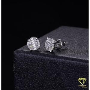 Boucles d'oreilles clous en moissanite ronde taille baguette, argent sterling 925, bijoux de luxe modernes pour femmes - Product Image 2
