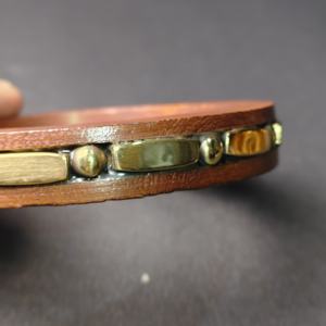 Elegante Brazalete de Madera de Sheesham Oscuro con Incrustaciones Continuas de Latón - Brazalete de Madera Geométrico y Elegante - Hecho a Mano con Alta Calidad - Product Image 5