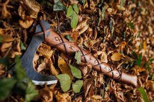 Hache viking artisanale personnalisée en acier à haute teneur en carbone avec manche en bois, hache à barbe pour la survie en extérieur et le bricolage - Tête d'hache à dos plat - Product Image 5