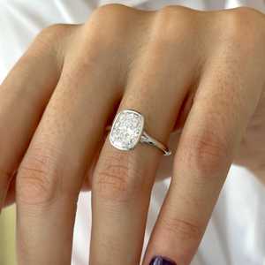 Bague de fiançailles en or blanc 14 carats à double sangle, sertie d'un diamant de laboratoire coussin allongé de 3 carats, style Art Déco, certifiée IGI - Product Image 4
