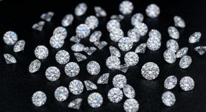 เพชรเม็ดเล็กทรงบริลเลียนท์ RCK Global ขนาด 1 มม.-1.25 มม. เพชรเพาะเลี้ยงในห้องปฏิบัติการ คุณภาพระดับ VVS-VS สีขาว น้ำหนัก 0.005-0.009 กะรัต แบบเมลี  ขายเป็นล็อต - Product Image 5