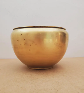 Maceta alta de latón de diseño moderno con forma étnica, ideal para decoración de pasillos, rincones o recepciones. - Product Image 3
