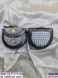 Sac à main en métal avec pierres précieuses traditionnelles indiennes fait à la main, doublure en velours |   Tenue de soirée ethnique ornée, multifonctionnelle pour mariage - Product Image 2