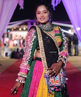 Ensemble Lehenga Choli indien avec sequins et broderies, tenue de fête et de mariage pour femmes, style noir multicolore.