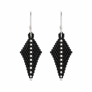 Pendientes de Conejito Rosa Bordados a Mano con Detalles de Zanahoria Naranja y Hoja Verde, Pendientes Coloridos con Cuentas para Pascua - Product Image 2