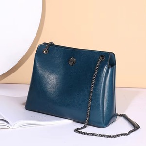 กระเป๋าสะพายไหล่หนังแท้สำหรับผู้หญิง ทนทาน ปิดด้วยซิป สายโซ่หรูหรา กระเป๋าสะพายข้างทันสมัย ผิวเงางาม - Product Image 3