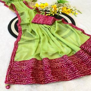 Sari de Chifón Premium VASTRA COTTAGE con Estampado Tradicional Bandhani y Borde en Contraste con Borlas - Product Image 1