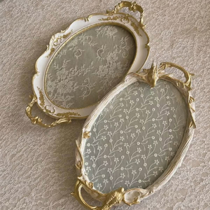 2 plateaux décoratifs ovales français avec poignées plaquées or et motif floral en dentelle - Product Image 1