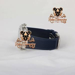 Montre de mode pour homme avec bracelet en caoutchouc perforé, lunette extérieure surélevée et contours de boîtier distinctifs - Product Image 3