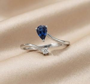Bague ouverte en argent 925 avec moissanite bleue taille poire et tige de contour, cadeau idéal pour anniversaires, vœux et fêtes entre amis - Product Image 1