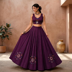 Ensemble Lehenga Choli de couleur violette avec jupe brodée et haut court pour femmes, style indien traditionnel - Product Image 1