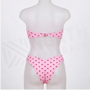 Ensemble bikini 2 pièces imprimé cœurs roses, haut bandeau avec détail lacé, bas string, maillot de bain pour femme - Product Image 2