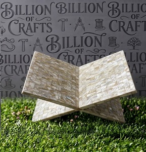 Support de Coran en bois incrusté de perles exquises, design géométrique de luxe, objet religieux, vente en gros - Product Image 1
