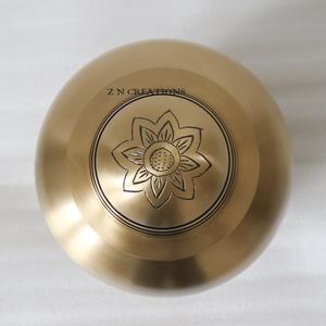 Urna Funeraria Tribanda de Latón Premium para Cenizas Humanas, Diseño Personalizado Hecho a Mano - Product Image 2