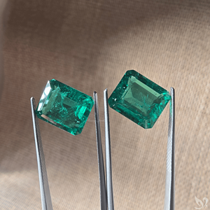 Paire d'émeraudes de laboratoire, 12,20 carats au total, taille émeraude, pierres vertes brutes pour bijoux personnalisés - Product Image 1