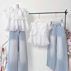 เสื้อชีฟองสีขาวคุณภาพสูงแบบหลายชั้นและกางเกงยีนส์สีฟ้าอ่อนชุดสองชิ้น - Product Image 3